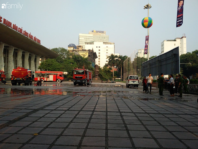Cháy lớn tại sân khấu chuẩn bị cho chương trình ca nhạc tối nay ở Cung Văn hóa Hữu Nghị Việt Xô - Ảnh 1.