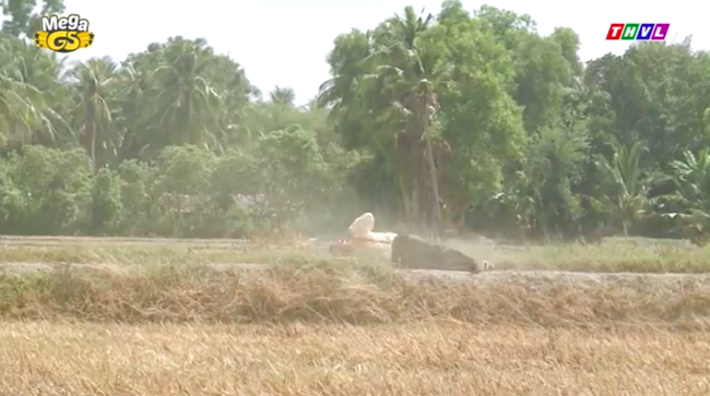 &quot;Tiếng sét trong mưa&quot;: Lộ hậu trường cậu Ba - Cao Minh Đạt tự té sấp mặt, lăn thêm mấy vòng để tăng độ &quot;mặn mà&quot;  - Ảnh 6.