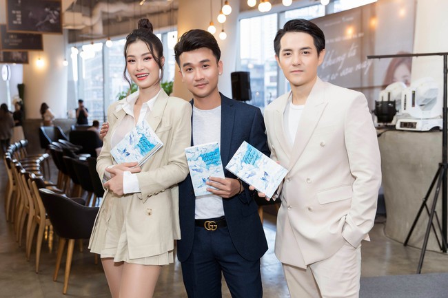 Đông Nhi và Ông Cao Thắng nói lời yêu nhau trước ngày cưới trong họp báo ra mắt MV của Hương Tràm - Ảnh 3.