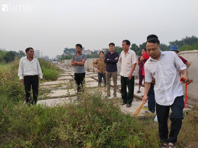 Nhói lòng cảnh người mẹ gục đầu vào xe cấp cứu khóc ngất, liên tục gọi tên con trai nghi bị sát hại ở Hà Nội - Ảnh 4.