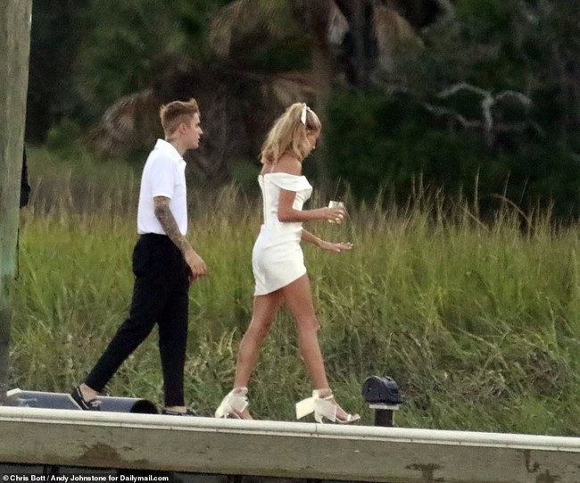 Justin Bieber và Hailey Baldwin rời khách sạn bằng thuyền riêng tới địa điểm tổ chức hôn lễ - Ảnh 11.
