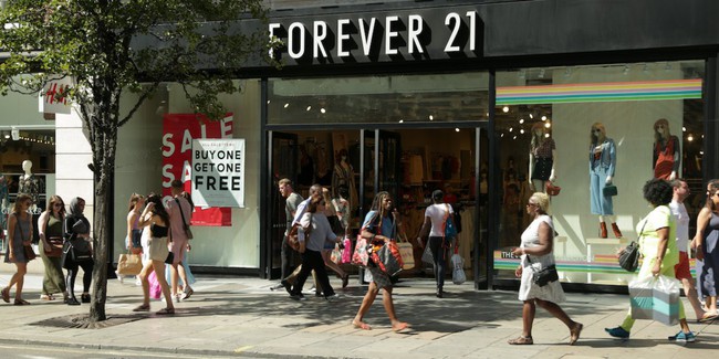 Hãng thời trang Forever 21 đệ đơn phá sản, dân tình rủ nhau tích tiền đi hốt hàng sale - Ảnh 2. Hãng thời trang Forever 21 đệ đơn phá sản, dân tình rủ nhau tích tiền đi hốt hàng sale - Ảnh 2.