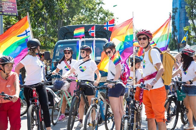 Tuần hành Pride của cộng đồng LGBT+ tại Việt Nam nhận được sự ủng hộ của du khách nước ngoài và nhận về chỉ trích của chính đồng bào - Ảnh 8.