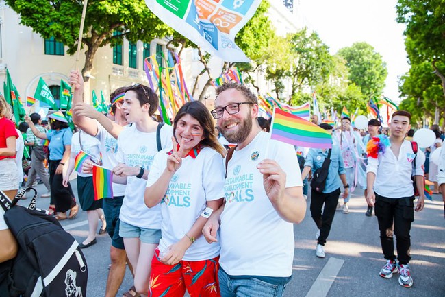 Tuần hành Pride của cộng đồng LGBT+ tại Việt Nam nhận được sự ủng hộ của du khách nước ngoài và nhận về chỉ trích của chính đồng bào - Ảnh 2.