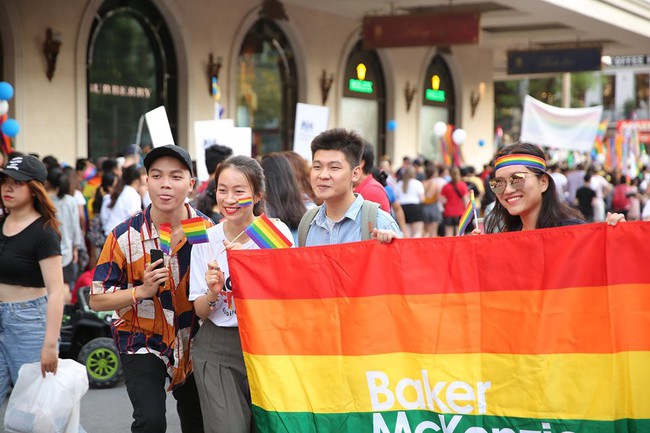 Tuần hành Pride của cộng đồng LGBT+ tại Việt Nam nhận được sự ủng hộ của du khách nước ngoài và nhận về chỉ trích của chính đồng bào - Ảnh 1.