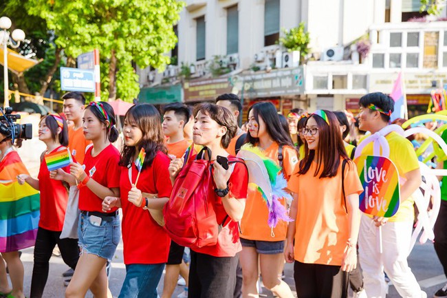 Tuần hành Pride của cộng đồng LGBT+ tại Việt Nam nhận được sự ủng hộ của du khách nước ngoài và nhận về chỉ trích của chính đồng bào - Ảnh 5.