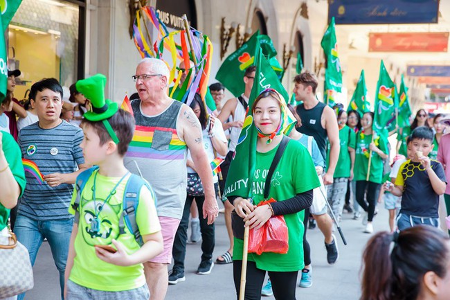 Tuần hành Pride của cộng đồng LGBT+ tại Việt Nam nhận được sự ủng hộ của du khách nước ngoài và nhận về chỉ trích của chính đồng bào - Ảnh 6.