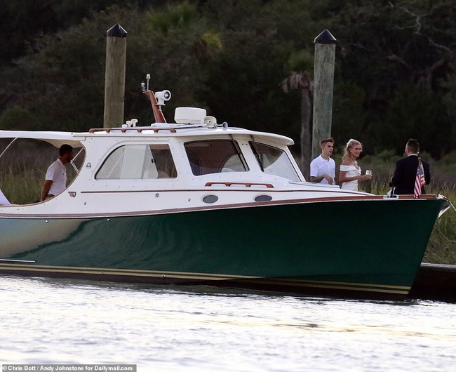 Justin Bieber và Hailey Baldwin rời khách sạn bằng thuyền riêng tới địa điểm tổ chức hôn lễ - Ảnh 9.