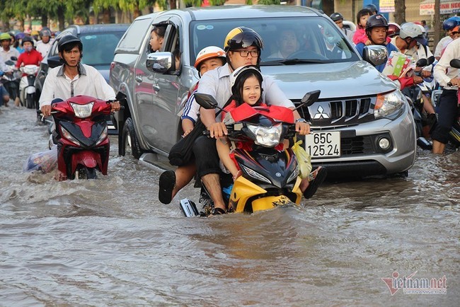 Đưa con đi học từ 5 rưỡi sáng, người Cần Thơ ngao ngán bơi trong biển nước - Ảnh 7.