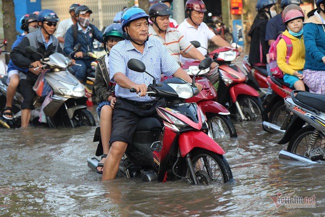 Đưa con đi học từ 5 rưỡi sáng, người Cần Thơ ngao ngán bơi trong biển nước - Ảnh 15.