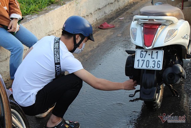 Đưa con đi học từ 5 rưỡi sáng, người Cần Thơ ngao ngán bơi trong biển nước - Ảnh 18.