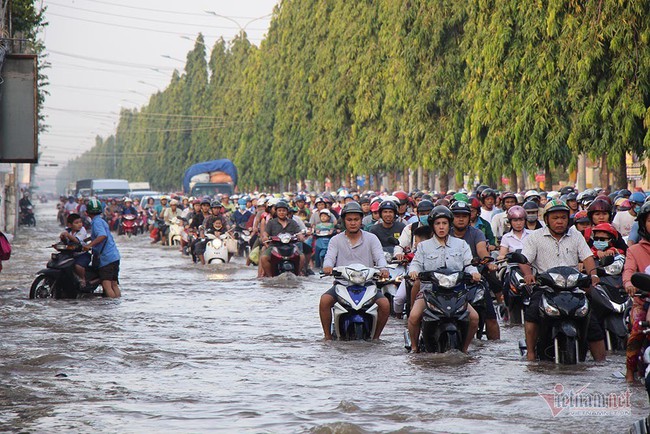 Đưa con đi học từ 5 rưỡi sáng, người Cần Thơ ngao ngán bơi trong biển nước - Ảnh 23.