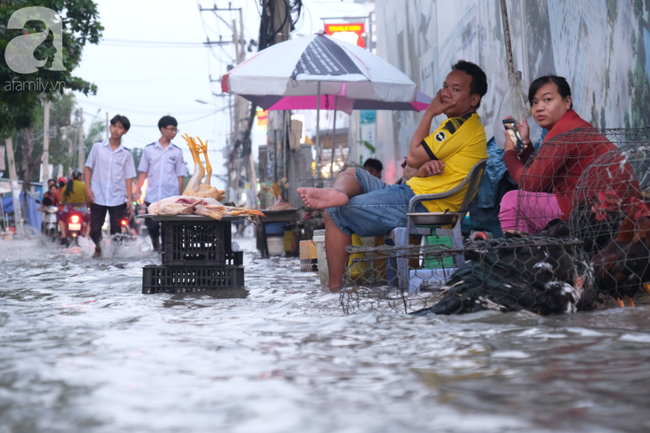 TP.HCM: Ngập lênh láng từ đường vào nhà, người dân bán buôn ế ẩm, khốn khổ dùng đủ mọi cách ngăn nước - Ảnh 5.