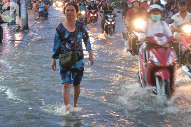 TP.HCM: Ngập lênh láng từ đường vào nhà, người dân bán buôn ế ẩm, khốn khổ dùng đủ mọi cách ngăn nước - Ảnh 13. TP.HCM: Ngập lênh láng từ đường vào nhà, người dân bán buôn ế ẩm, khốn khổ dùng đủ mọi cách ngăn nước - Ảnh 13.