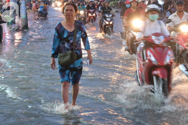 TP.HCM: Ngập lênh láng từ đường vào nhà, người dân bán buôn ế ẩm, khốn khổ dùng đủ mọi cách ngăn nước - Ảnh 13.