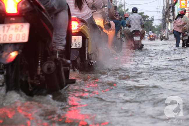 TP.HCM: Ngập lênh láng từ đường vào nhà, người dân bán buôn ế ẩm, khốn khổ dùng đủ mọi cách ngăn nước - Ảnh 15.