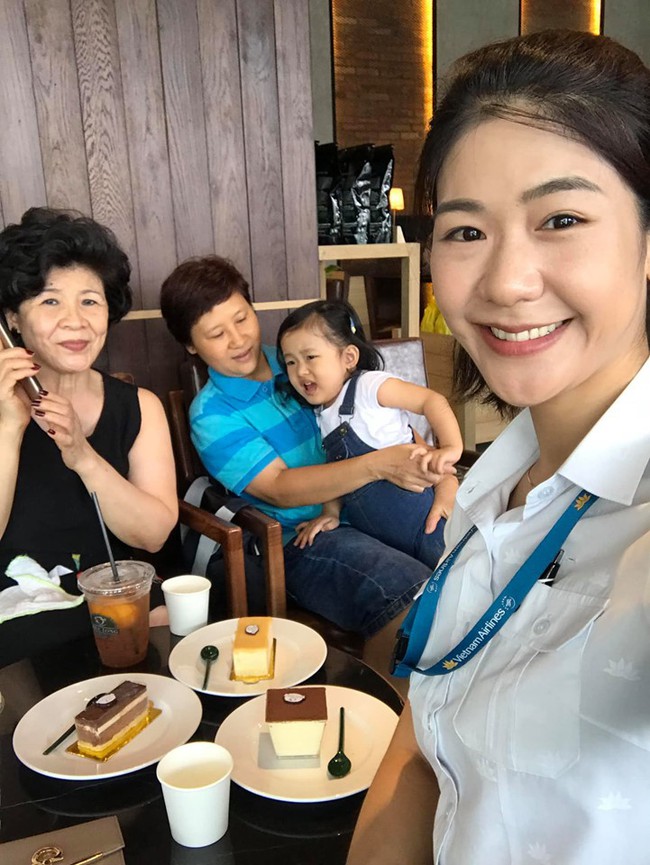 Nữ cơ trưởng Huỳnh Lý Đông Phương lặng lẽ đón sinh nhật tuổi 32, lộ diện mẹ ruột quý phái sang trọng qua bức ảnh hiếm hoi - Ảnh 3.