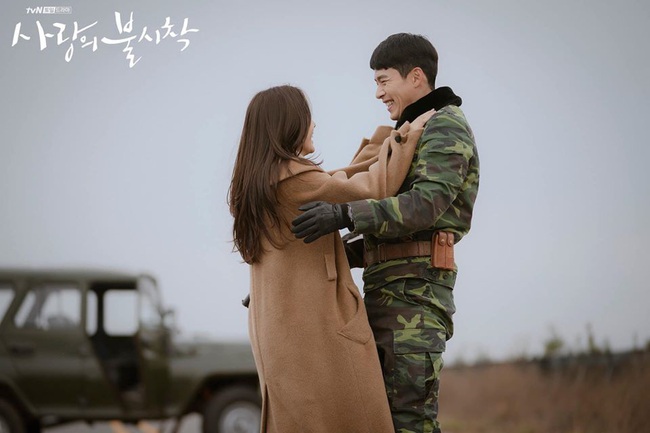 Quên Dispatch đi, Hyun Bin tự để lộ khoảnh khắc &quot;gian tình&quot; với Son Ye Jin ngay tại hậu trường &quot;Crash Landing On You&quot; - Ảnh 7.