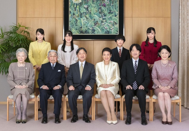 Hoàng gia Nhật công bố ảnh chụp đại gia đình chào mừng năm mới 2020, gây chú ít nhất là màn đọ sắc của 3 nàng công chúa - Ảnh 1.