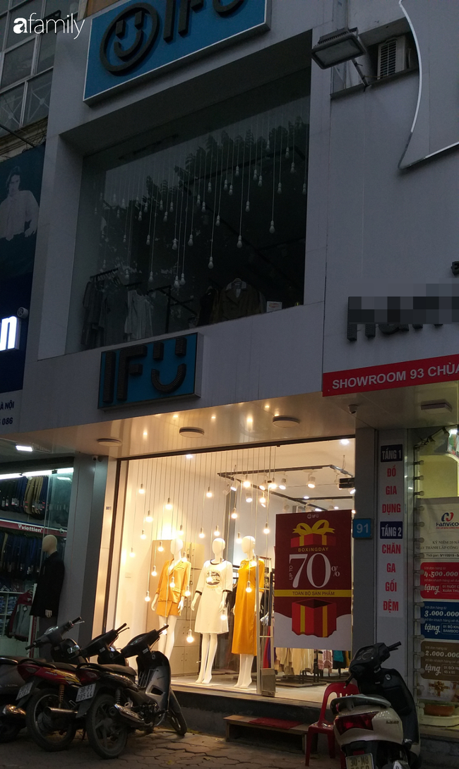 Cử hàng trên phố Chùa Bộc vào tối muộn vẫn mở cửa