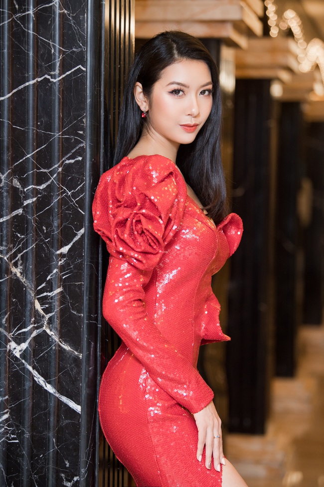 Sau Hoa hậu Hoàn vũ Việt Nam, Á hậu Thúy Vân đi bộ với váy áo lùm xùm vì &quot;tai nạn&quot; trong năm mới  - Ảnh 2.
