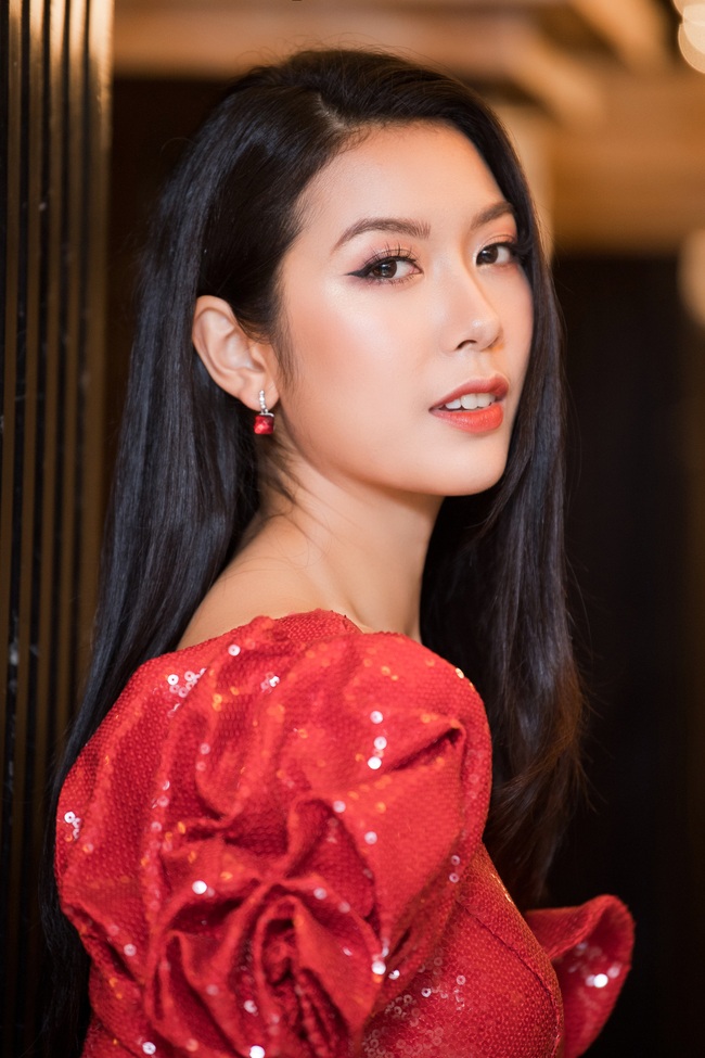 Sau Hoa hậu Hoàn vũ Việt Nam, Á hậu Thúy Vân đi bộ với váy áo lùm xùm vì &quot;tai nạn&quot; trong năm mới  - Ảnh 3.