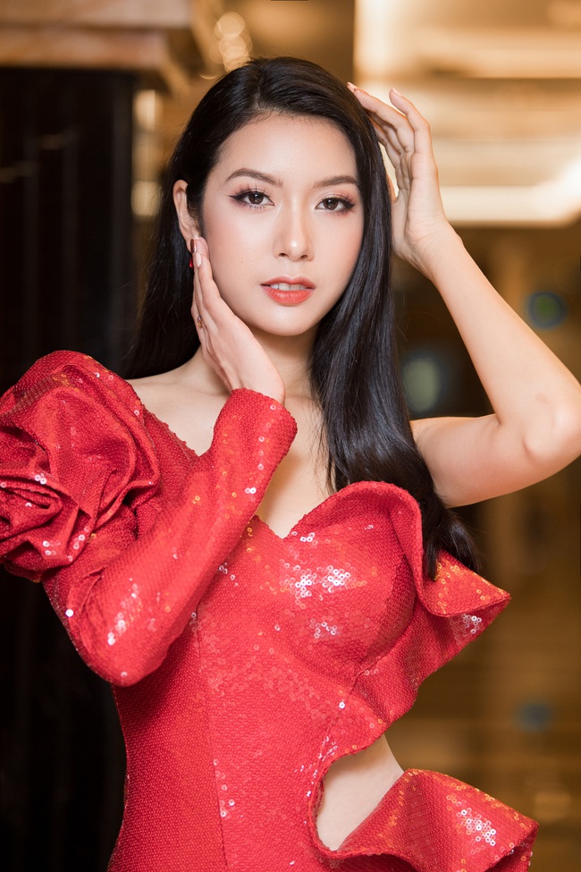 Sau Hoa hậu Hoàn vũ Việt Nam, Á hậu Thúy Vân đi bộ với váy áo lùm xùm vì &quot;tai nạn&quot; trong năm mới  - Ảnh 4.