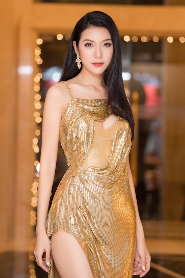Sau Hoa hậu Hoàn vũ Việt Nam, Á hậu Thúy Vân đi bộ với váy áo lùm xùm vì &quot;tai nạn&quot; trong năm mới  - Ảnh 5.