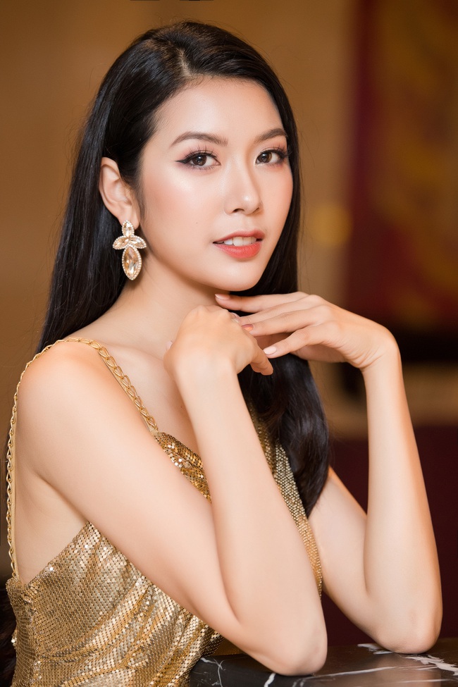 Sau Hoa hậu Hoàn vũ Việt Nam, Á hậu Thúy Vân đi bộ với váy áo lùm xùm vì &quot;tai nạn&quot; trong năm mới  - Ảnh 6.