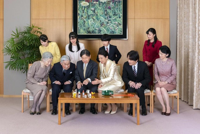 Hoàng gia Nhật công bố ảnh chụp đại gia đình chào mừng năm mới 2020, gây chú ít nhất là màn đọ sắc của 3 nàng công chúa - Ảnh 2.