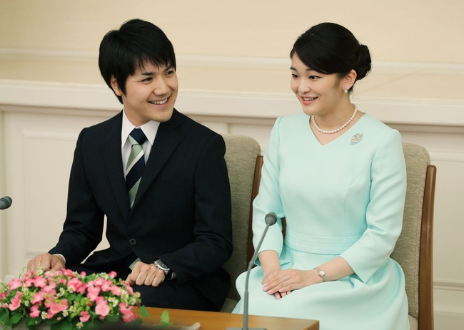 Công chúa Nhật Bản trì hoãn hôn lễ gần 2 năm: Vị hôn phu thường dân &quot;mất hút&quot; và phản ứng trái chiều của các thành viên hoàng gia - Ảnh 1.