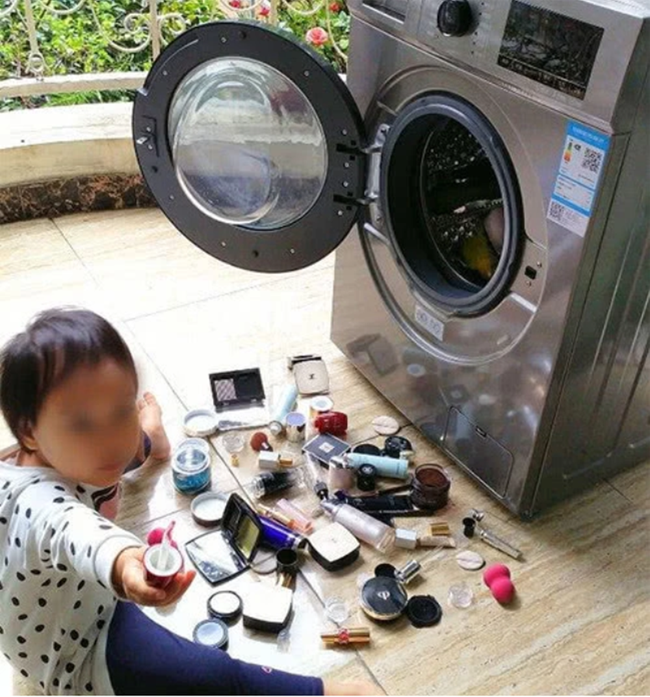 Được dạy công dụng của máy giặt, cô bé mầm non hào hứng giúp phụ huynh nhưng nhìn vào thành quả thì mẹ rụng rời tay chân - Ảnh 1. Được dạy công dụng của máy giặt, cô bé mầm non hào hứng giúp phụ huynh nhưng nhìn vào thành quả thì mẹ rụng rời tay chân - Ảnh 1.