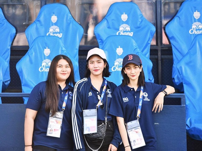 U23 Việt Nam c&oacute; trợ l&yacute; mới ở Th&aacute;i Lan, nhan sắc c&ocirc; n&agrave;ng khiến ai cũng "đứng h&igrave;nh" - Ảnh 1.