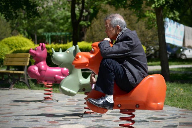Khủng hoảng cô đơn ở tuổi xế chiều khiến người già Trung Quốc phải tìm bạn tình ở công viên, cuối cùng đối mặt với nguy cơ nhiễm HIV - Ảnh 2.