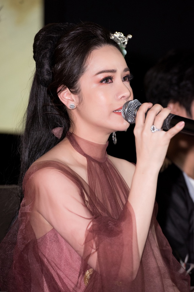 Lý Phương Châu vỗ mặt chồng cũ Nhật Kim Anh: Người đàn ông nào đánh mất chị thì mới là bạc phận - Ảnh 1. Lý Phương Châu vỗ mặt chồng cũ Nhật Kim Anh: Người đàn ông nào đánh mất chị thì mới là bạc phận - Ảnh 1.