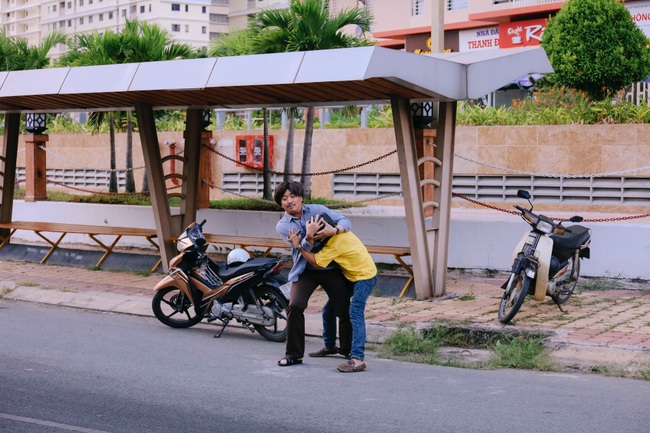 Chỉ vì dành khách, "bố già" Trấn Thành không ngại ẩu đả đến bầm dập mình mẩy - Ảnh 6. Chỉ vì dành khách, "bố già" Trấn Thành không ngại ẩu đả đến bầm dập mình mẩy - Ảnh 6.