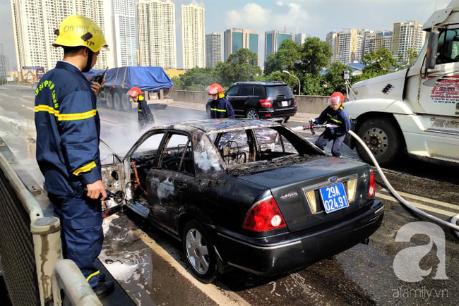 Hà Nội: Tài xế thoát chết khi xe biển xanh bốc cháy trên đường vành đai - Ảnh 4.