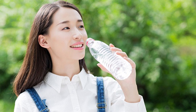 Ngày tết ăn nhiều ít uống nước dễ gây hại cho sức khỏe: Chuyên ra chỉ rõ 8 lý do để uống 8 ly nước mỗi ngày, đọc ngay để bảo vệ cho cả gia đình - Ảnh 2.