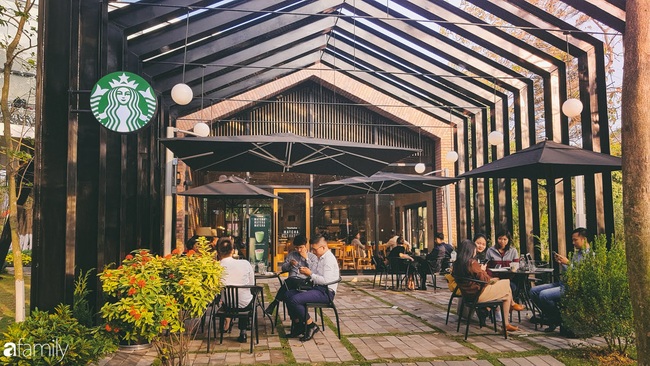 Tận thấy không gian xanh mướt của quán cà phê Starbucks nằm bên trong khu đô thị Ecopark - Ảnh 2.
