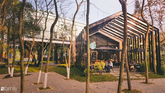 Tận thấy không gian xanh mướt của quán cà phê Starbucks nằm bên trong khu đô thị Ecopark - Ảnh 3.