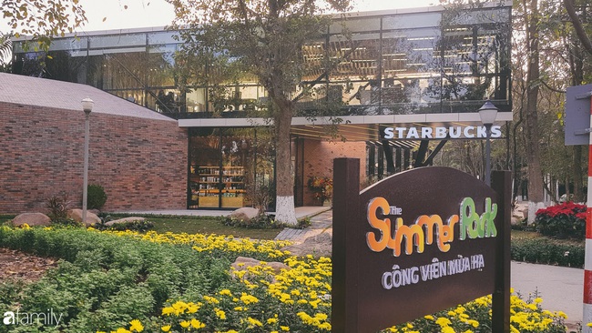 Tận thấy không gian xanh mướt của quán cà phê Starbucks nằm bên trong khu đô thị Ecopark - Ảnh 4.