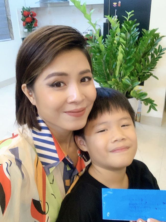 Con trai tặng quà sinh nhật đúng sở thích của MC Hoàng Linh, nhưng cách gọi mẹ mới cho thấy sự giáo dục đáng ngưỡng mộ - Ảnh 2.