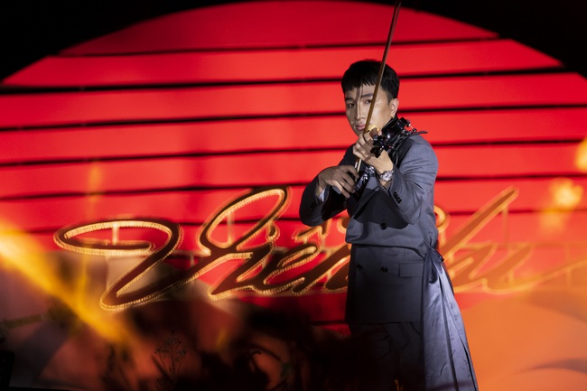 Hoàng Rob - Hà Trần - Bùi Lan Hương khiến khán giả nổi da gà vì đàn hát ma mị trên sông  - Ảnh 1.