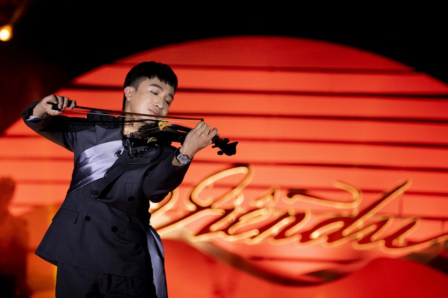 Hoàng Rob - Hà Trần - Bùi Lan Hương khiến khán giả nổi da gà vì đàn hát ma mị trên sông  - Ảnh 3.