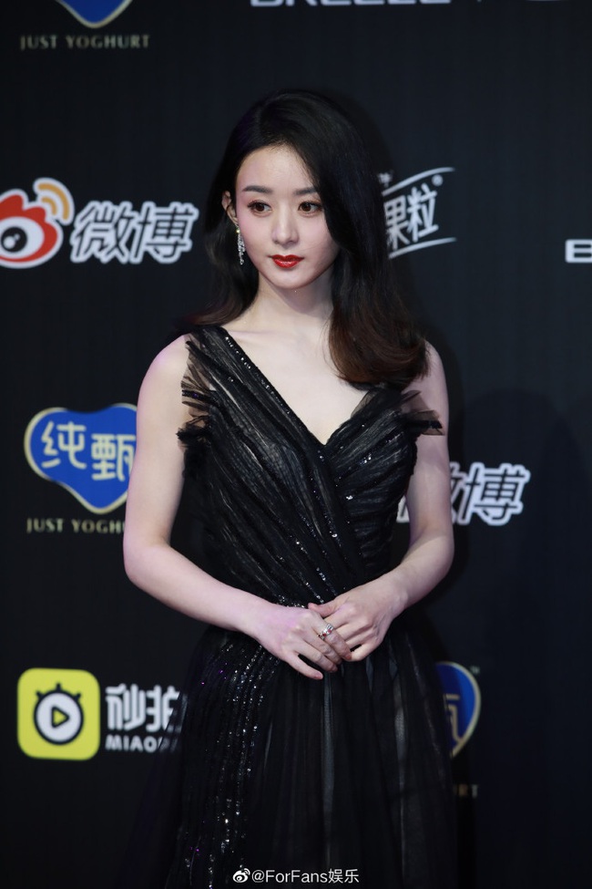 Thảm đỏ Đêm hội Weibo 2019 bùng nổ với màn đọ sắc của loạt mỹ nhân đình đám, Tỉnh Bách Nhiên &quot;tình tứ&quot; khoác tay nam thần tượng Hàn Quốc - Ảnh 2.