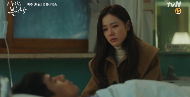 &quot;Crash Landing On You&quot; tập 7: Hyun Bin đang bệnh nhưng vẫn tranh thủ cưỡng hôn, rồi rủ rê Son Ye Jin &quot;lên giường&quot; - Ảnh 4.