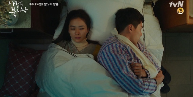 &quot;Crash Landing On You&quot; tập 7: Hyun Bin đang bệnh nhưng vẫn tranh thủ cưỡng hôn, rồi rủ rê Son Ye Jin &quot;lên giường&quot; - Ảnh 9.