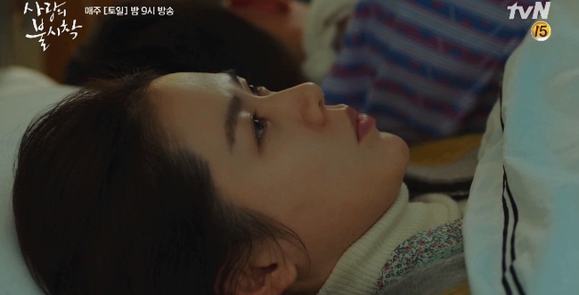 &quot;Crash Landing On You&quot; tập 7: Hyun Bin đang bệnh nhưng vẫn tranh thủ cưỡng hôn, rồi rủ rê Son Ye Jin &quot;lên giường&quot; - Ảnh 11.