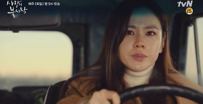 &quot;Crash Landing On You&quot; tập 7: Hyun Bin đang bệnh nhưng vẫn tranh thủ cưỡng hôn, rồi rủ rê Son Ye Jin &quot;lên giường&quot; - Ảnh 3.