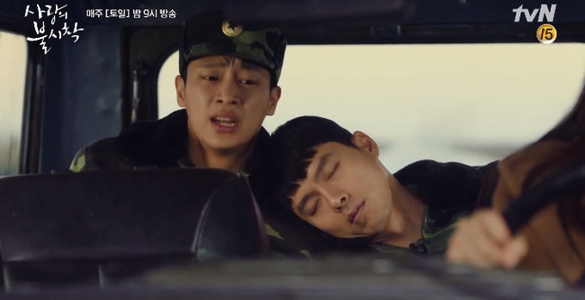 &quot;Crash Landing On You&quot; tập 7: Hyun Bin đang bệnh nhưng vẫn tranh thủ cưỡng hôn, rồi rủ rê Son Ye Jin &quot;lên giường&quot; - Ảnh 2.